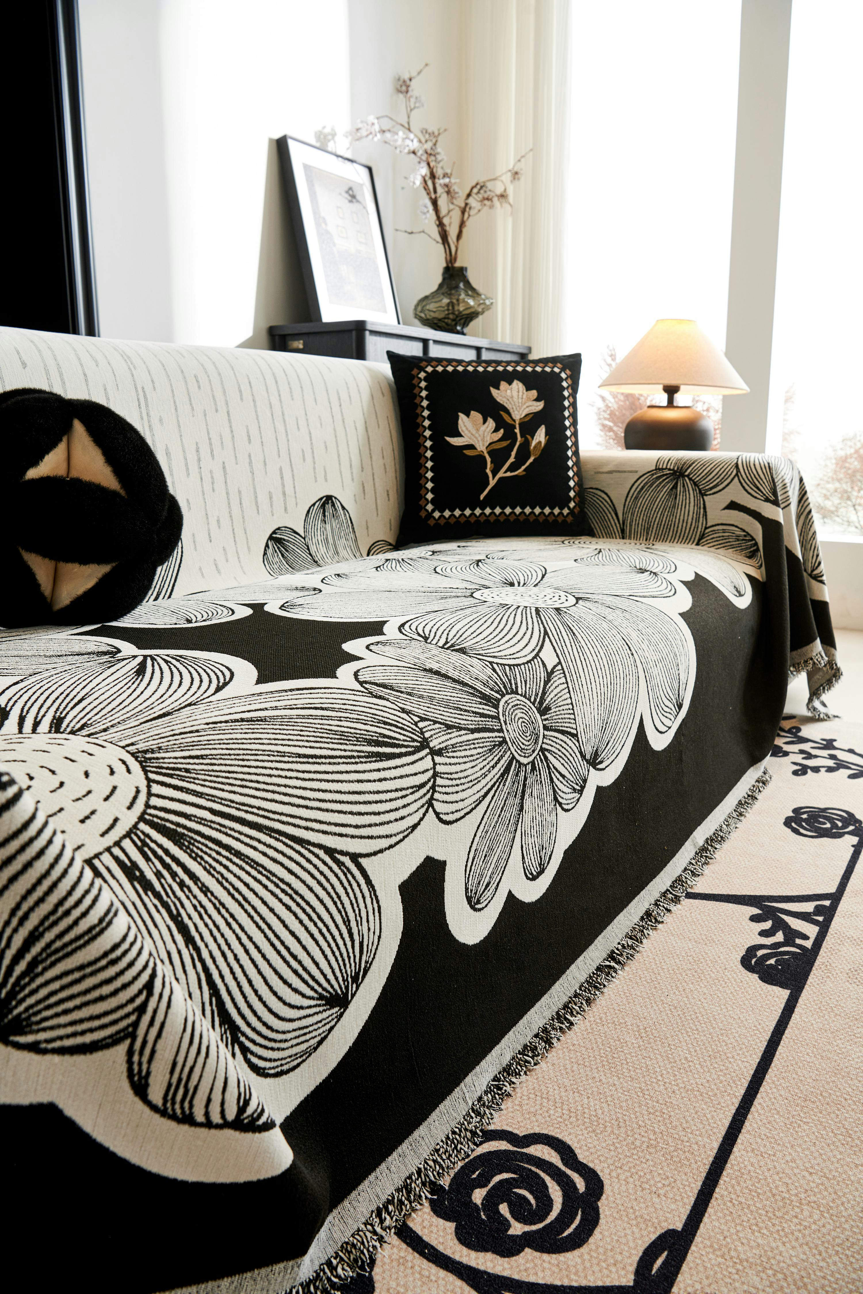 Gratuit Husă elegantă florală alb-negru pe o canapea modernă într-o cameră luminată de soare. Fotografie de stoc