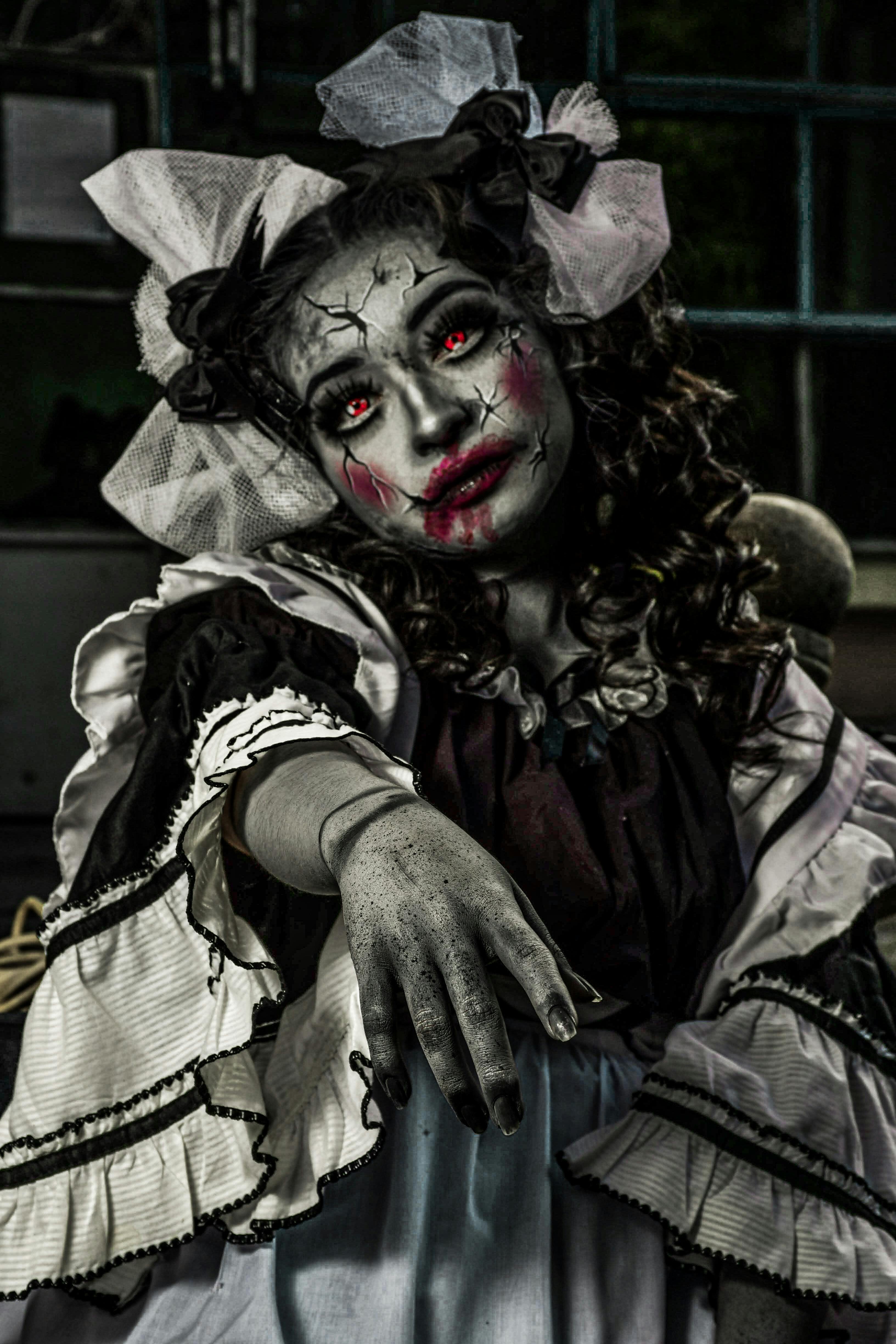 Gratuit Costum de păpușă înfiorător cu machiaj bântuitor și ochi roșii, perfect pentru Halloween. Fotografie de stoc