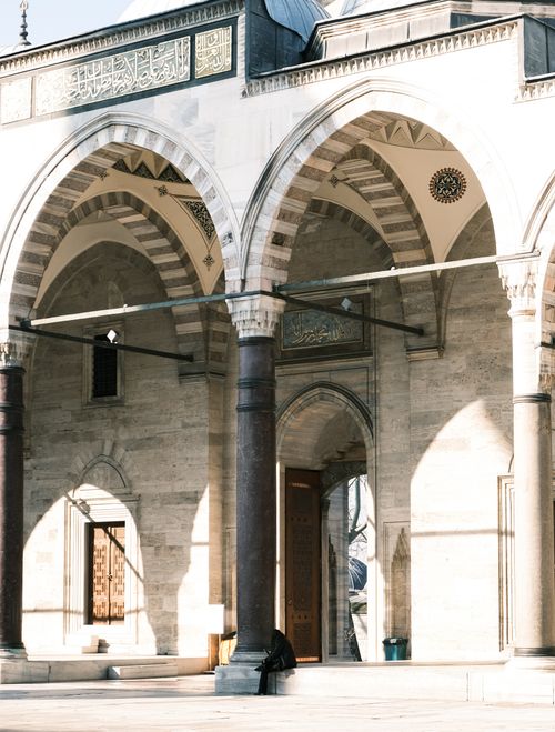 Free Elegant arches and columns in a sunlit mosque courtyard, capturing serene architecture. Stock Photo