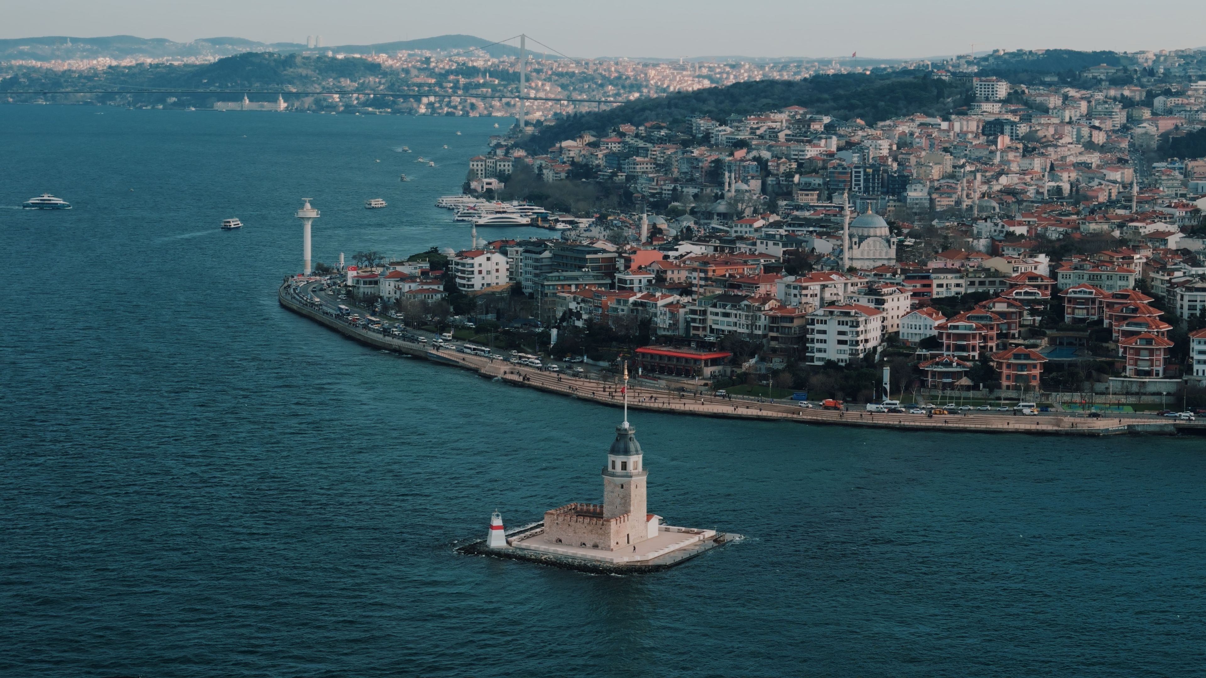ingyenes Drón kilátás az ikonikus Maiden's Towerre a Boszporuszon Isztambulban, Türkiye városában. Stockfotó