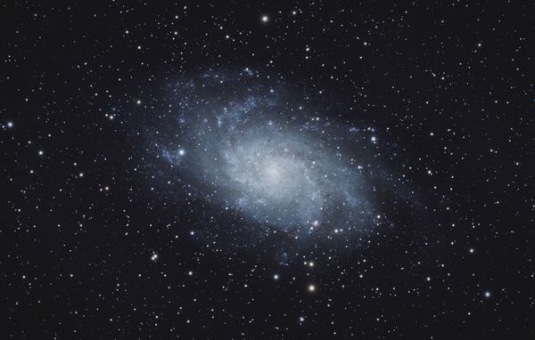 Galáxia espiral cativante com estrelas luminosas em um fundo de universo escuro.