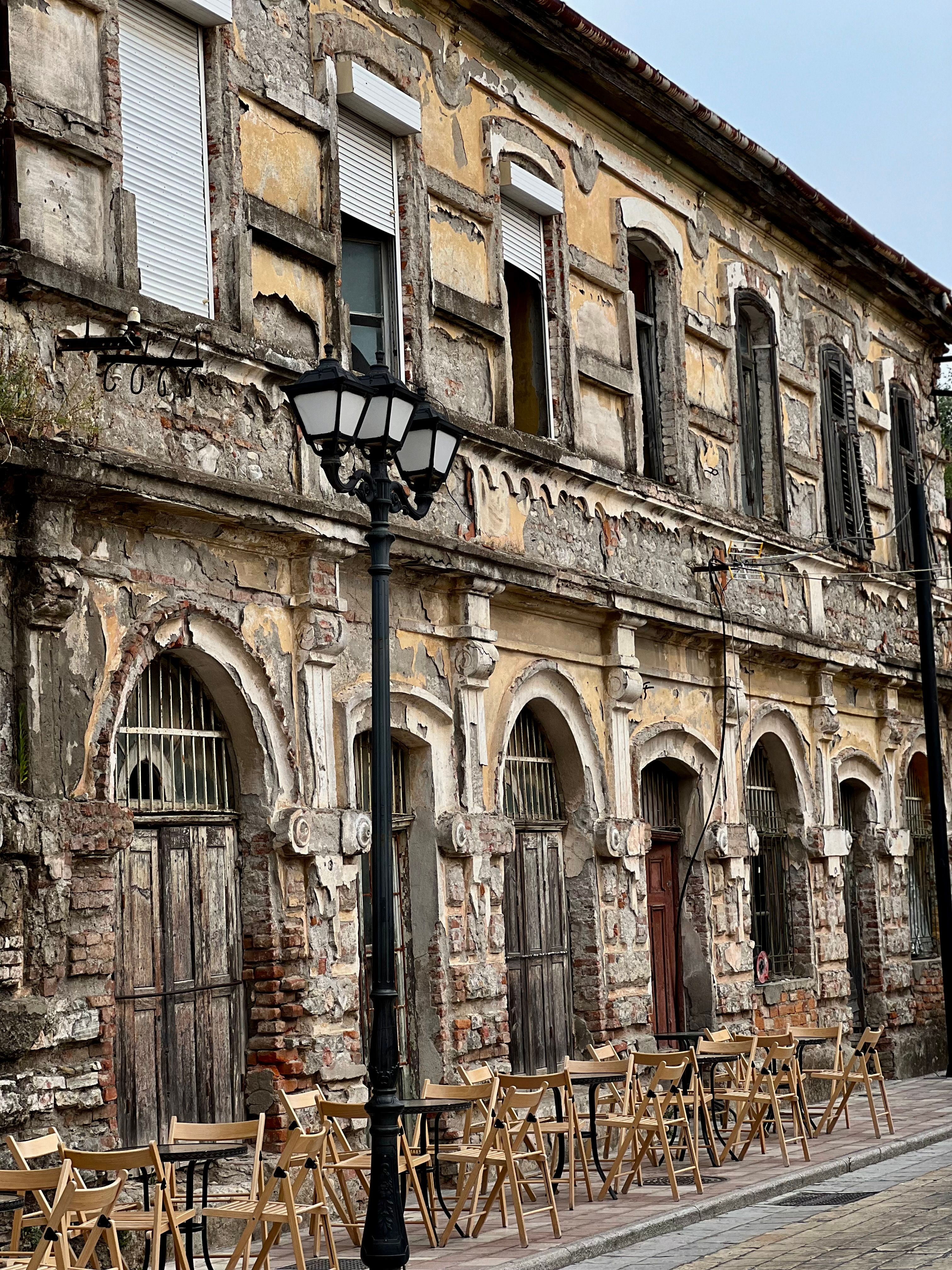 Historic Rustic Building with Outdoor Seating · Free Stock Photo