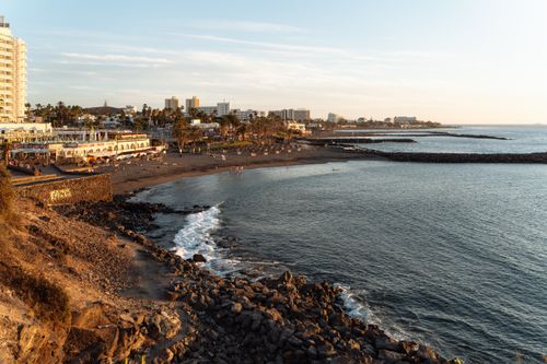 Free A stunning sunset view over the beach in the Canary Islands, Spain, showcasing tranquil coastal beauty. Stock Photo