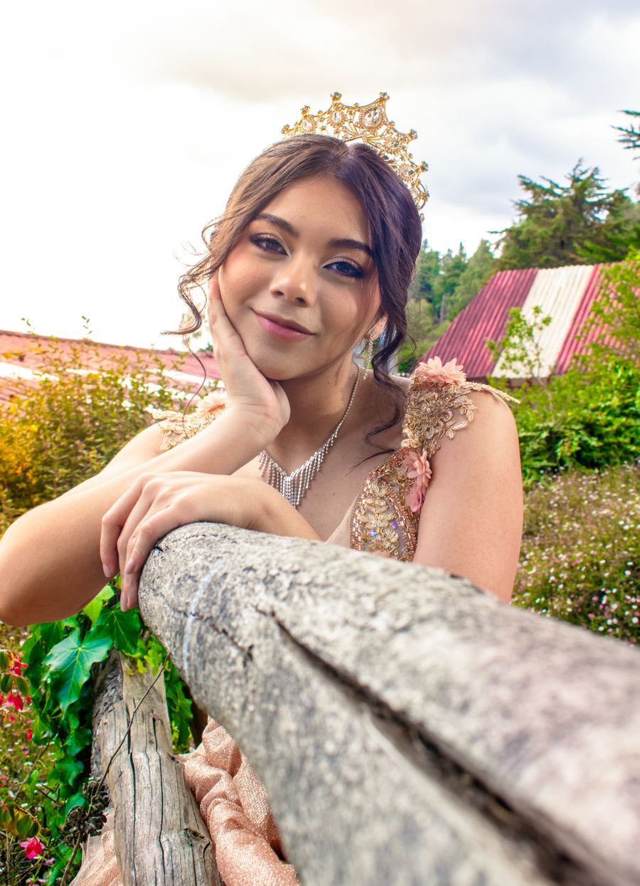 Quinceañera en entorno natural