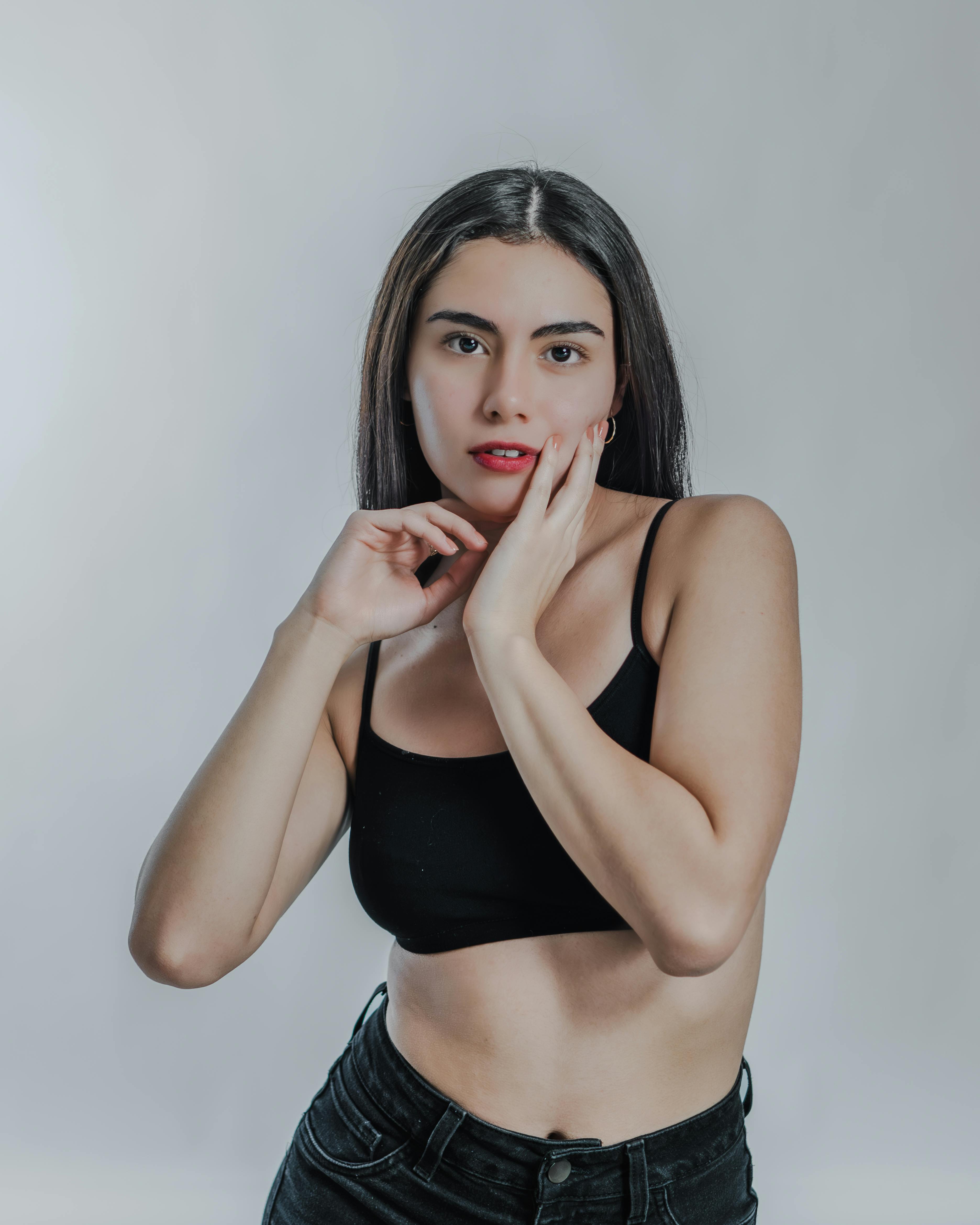 Gratis Ritratto chic che cattura eleganza e sicurezza nello studio di Città del Messico. Foto a disposizione