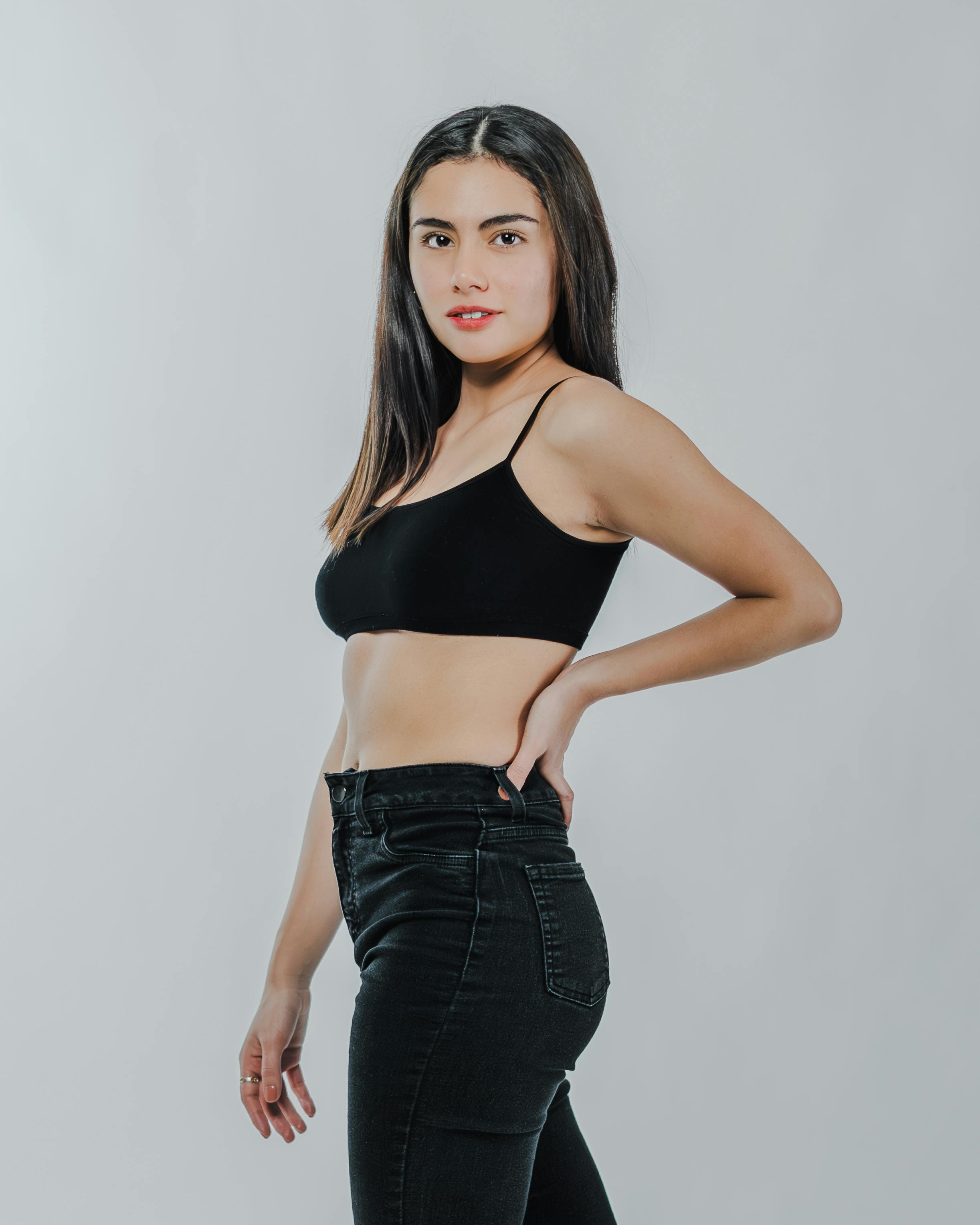 bezplatná Elegantní Portrét Stylové ženy V černém Oblečení Základová fotografie