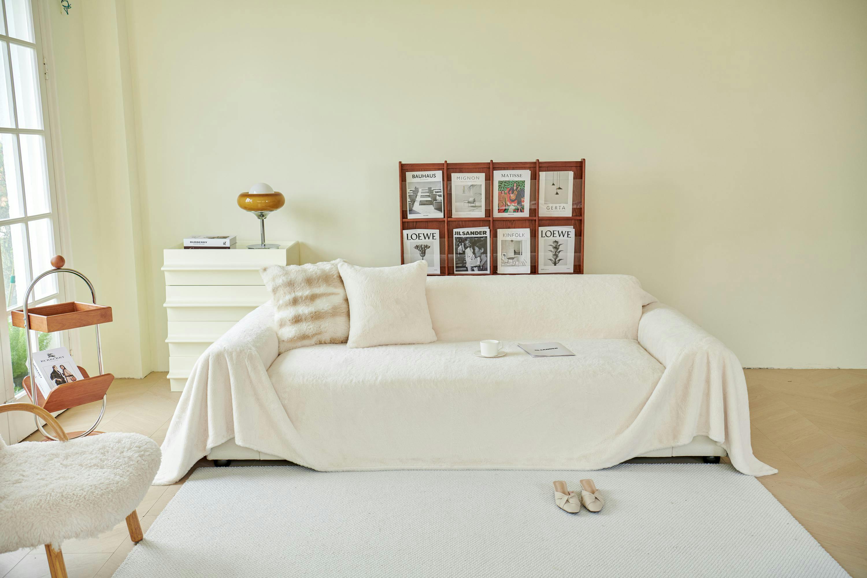 Wohnzimmer mit moderner Heizkörperverkleidung in Weiß, Lamellenfront und schmaler Ablage unter dem Fenster