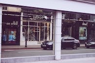 伦敦街景中，现代店面映出宝马汽车的倒影