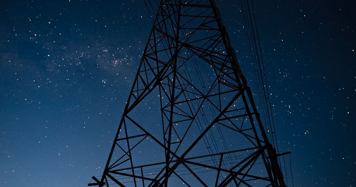 夜の送電鉄塔のイメージ写真