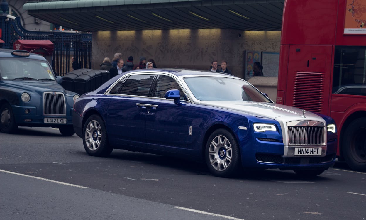 бесплатная синий и серебристый седан Rolls Royce Стоковое фото