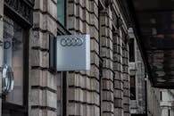 城市环境中，现代建筑的详细外观上带有显眼的奥迪标志