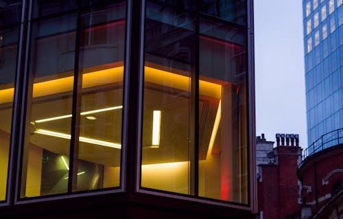 Bezpłatne Żółta Lampa Sufitowa W Szklanym Budynku Zdjęcie z galerii