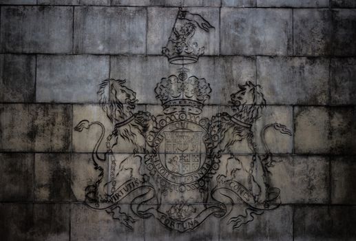饱经风霜的石墙上，细致的波峰象征着这座历史建筑的遗产