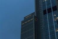 黄昏时分，一座高耸的摩天大楼窗户明亮，展现着城市建筑的景象