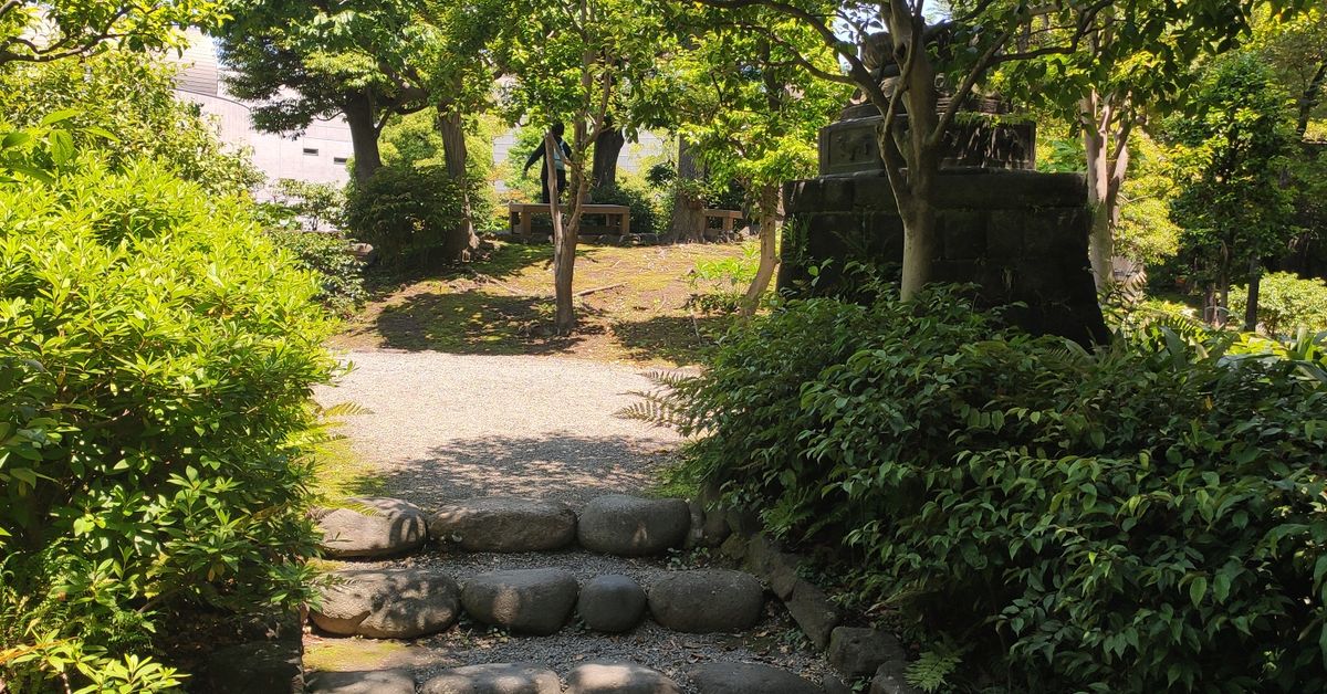 Caminho de pedras em jardim japonês Caminho de pedras atravessando um jardim em estilo japonês em Tóquio