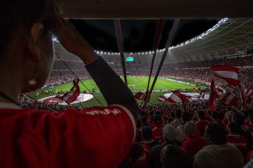 Grupo De Personas Viendo El Juego De Fútbol