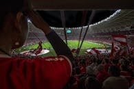 巴西体育场内，足球比赛热闹非凡，球迷们欢呼雀跃，气氛活跃