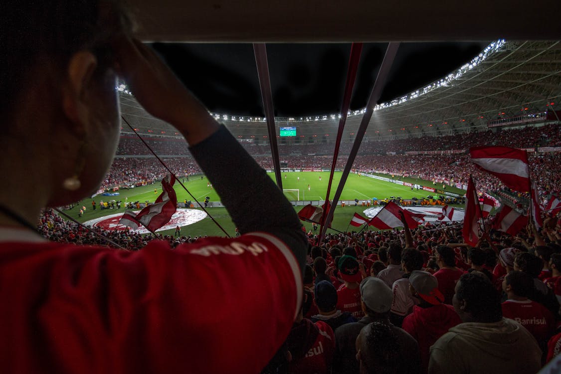 Grupo De Pessoas Assistindo Jogo De Futebol · Foto profissional