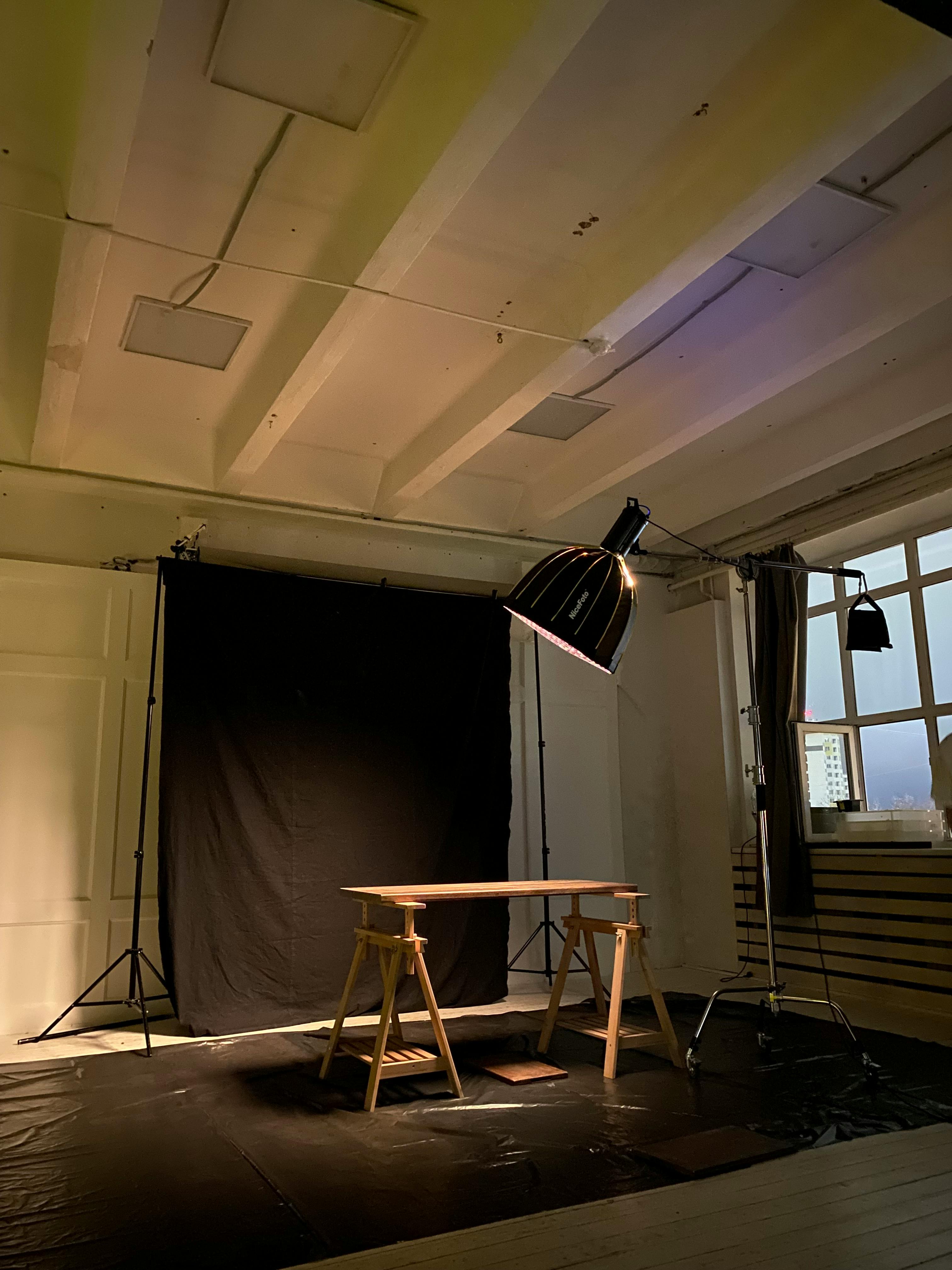 Ücretsiz Syktyvkar'da yaratıcı çekimler için ideal, fon ve aydınlatmaya sahip, sıcak bir şekilde aydınlatılmış fotoğraf stüdyosu. Stok Fotoğraflar