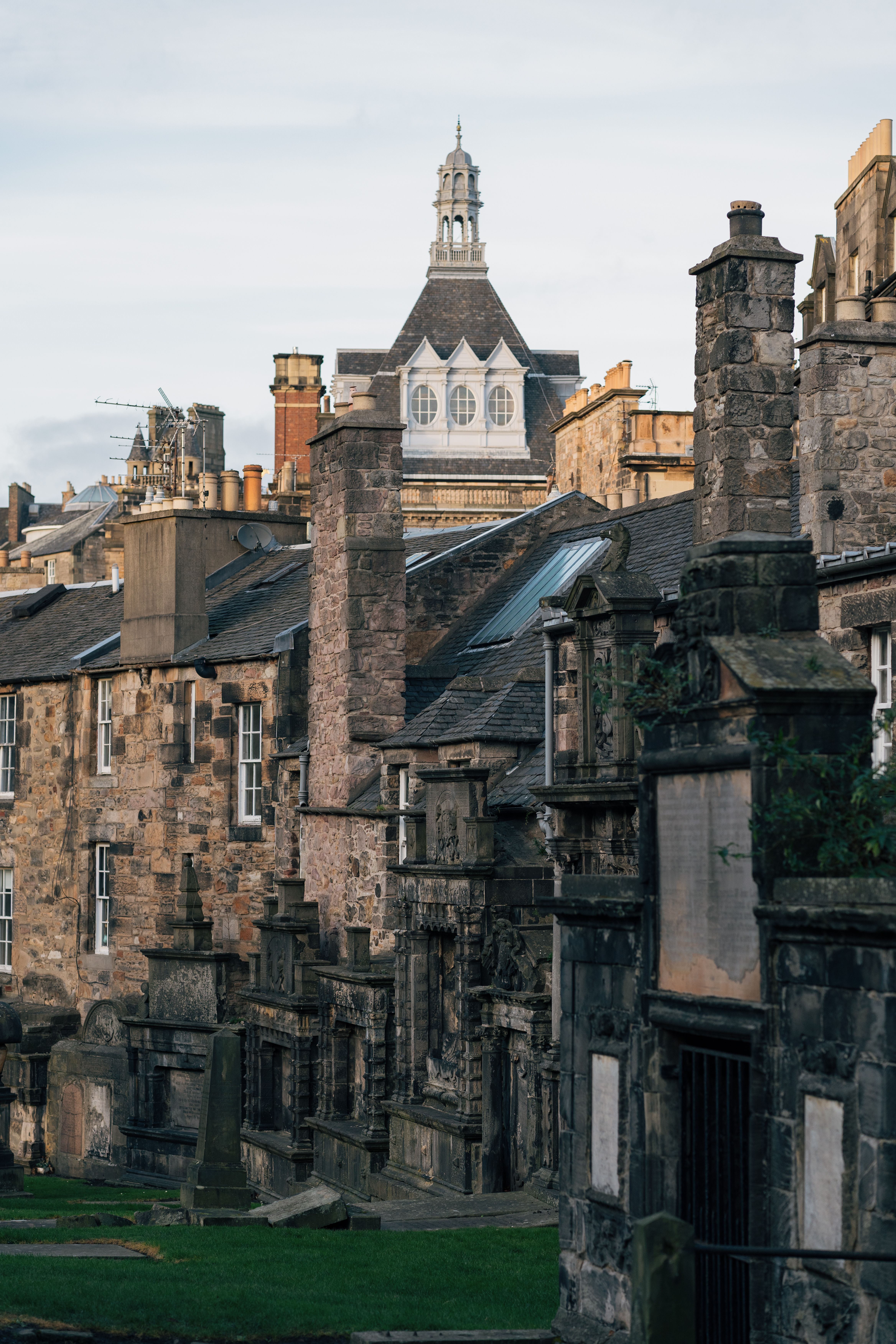 Historic Edinburgh Old Town Architecture View · Free Stock Photo