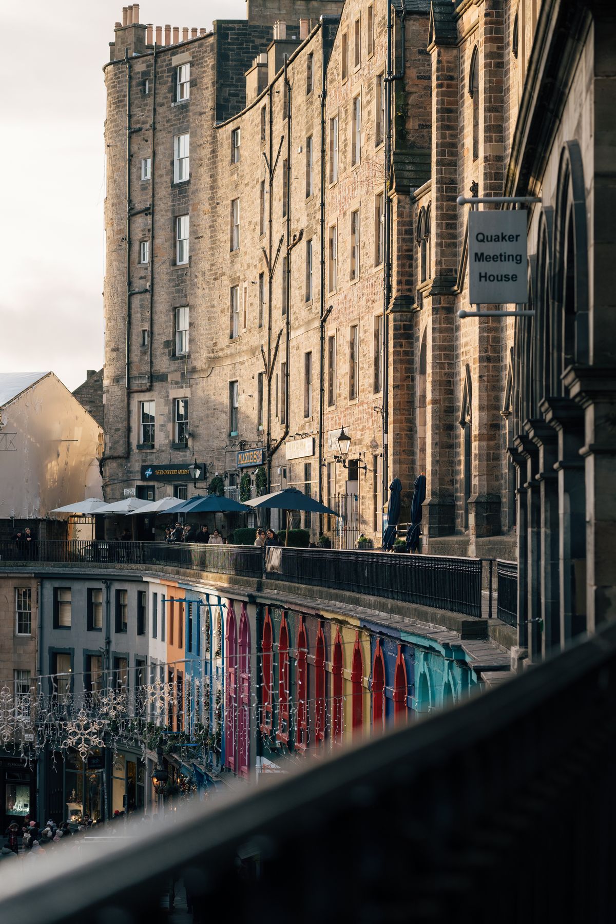 Edinburgh - Victoria Street în lumină blândă de dimineață