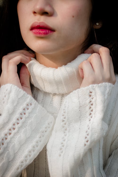 Gratis Wanita Mengenakan Sweater Rajutan Putih Foto Stok