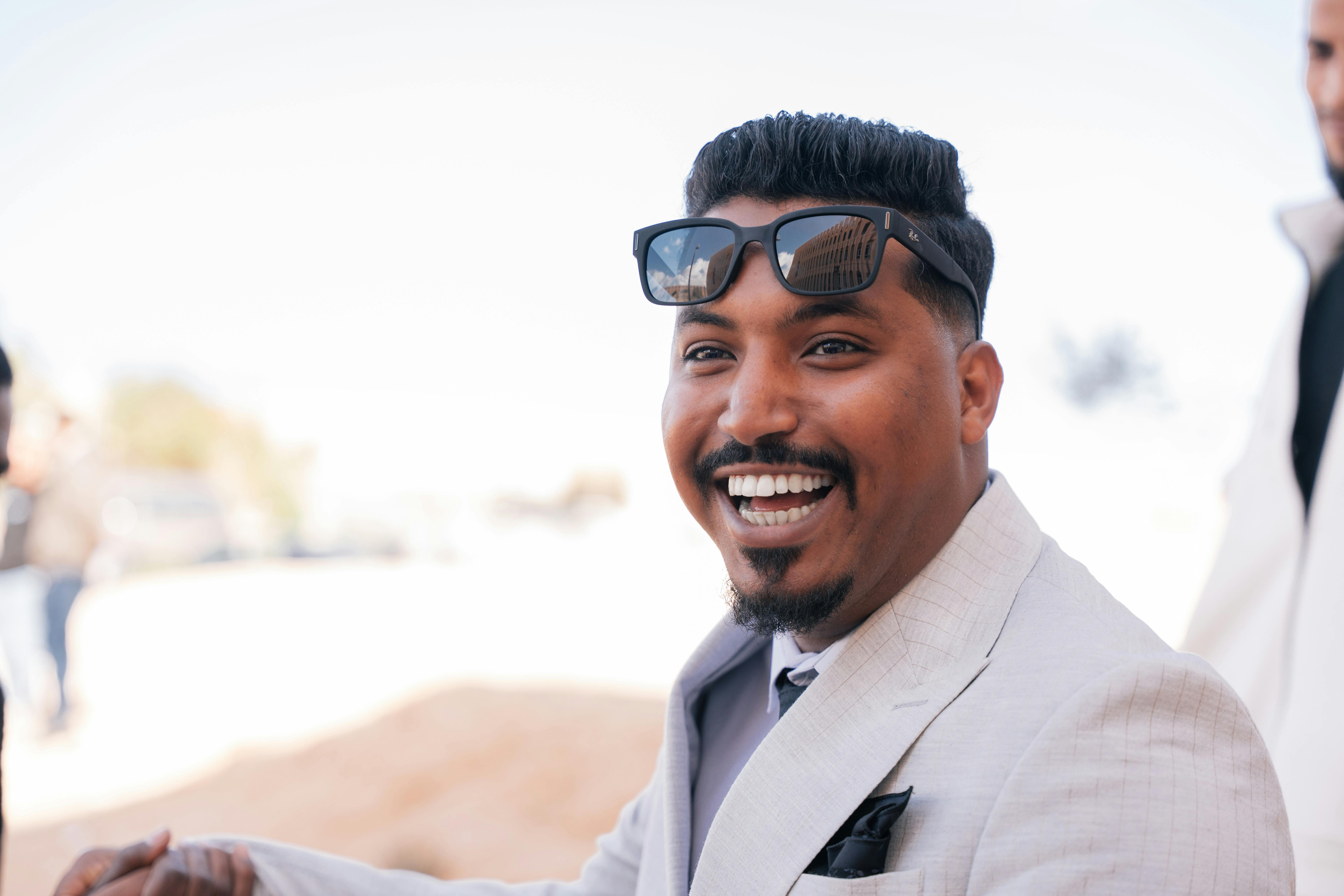 Sosyal bir ortamda şık görünümü ve karizmatik gülümsemesiyle tüm dikkatleri üzerine çeken, çevresiyle iletişim kuran yakışıklı bir Terazi burcu erkeği.