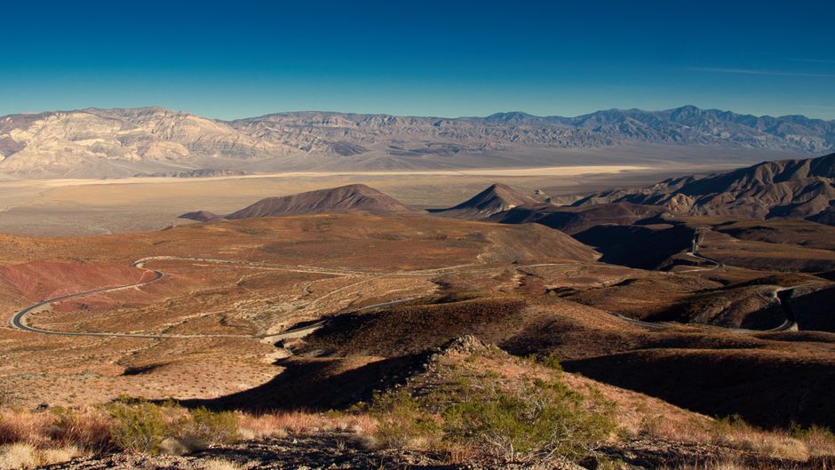 Stunning view of Death Valley Junction, Californie showcasing winding roads and desert mountains.