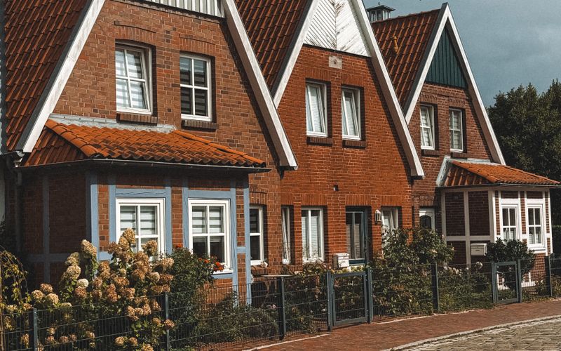 hileras de casas de ladrillo
