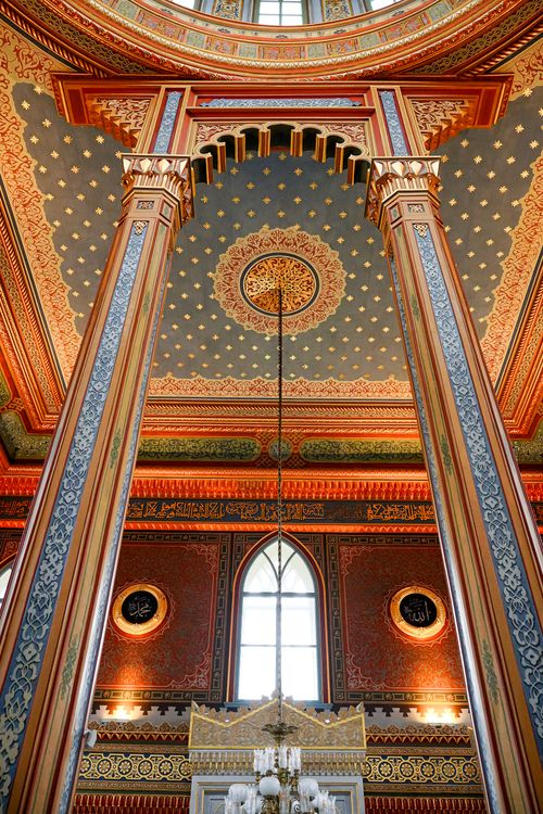 Free Explore the ornate and detailed design of this mosque interior featuring vibrant colors and intricate patterns. Stock Photo