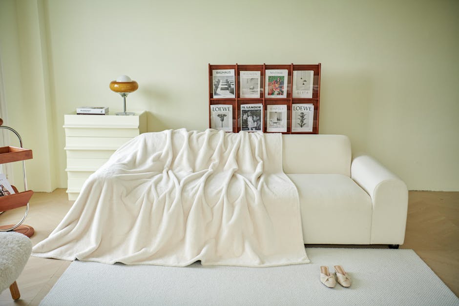 Helle Wohnzimmer-Heizkörperverkleidung mit Lamellenfront und Holz-Ablage, Luftspalt oben sichtbar