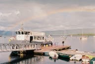 在苏格兰马尔岛的码头上，彩虹下的船风景如画