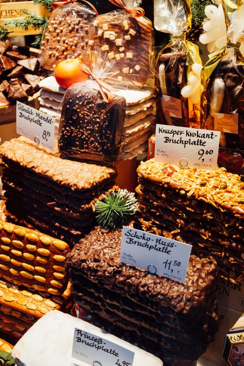 Free Delicious assortment of German Christmas market sweets, including chocolate, gingerbread, and stollen, beautifully displayed. Stock Photo
