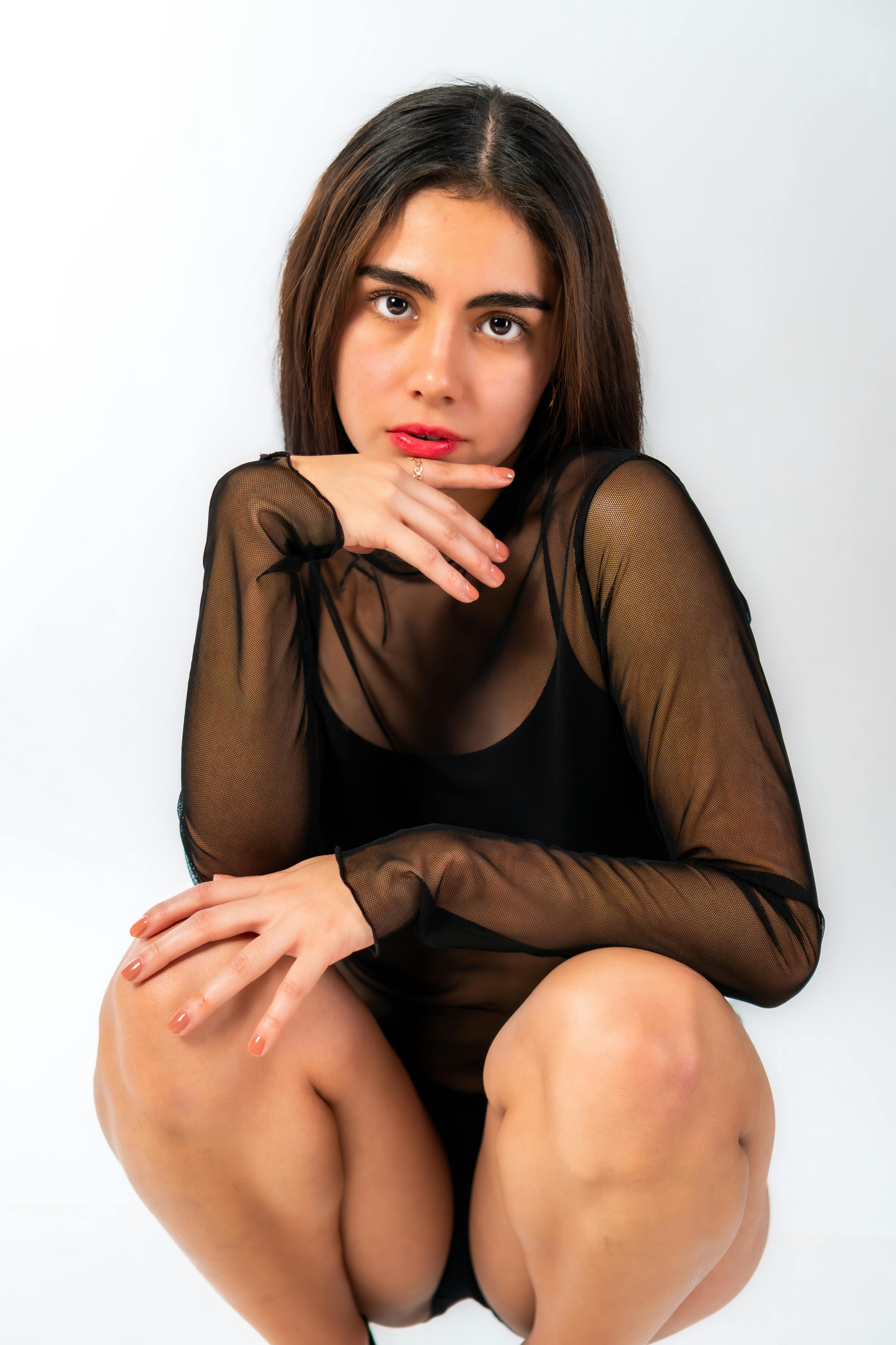 Gratis Retrato de una mujer segura de sí misma con un atuendo elegante, que muestra elegancia y empoderamiento. Foto de stock