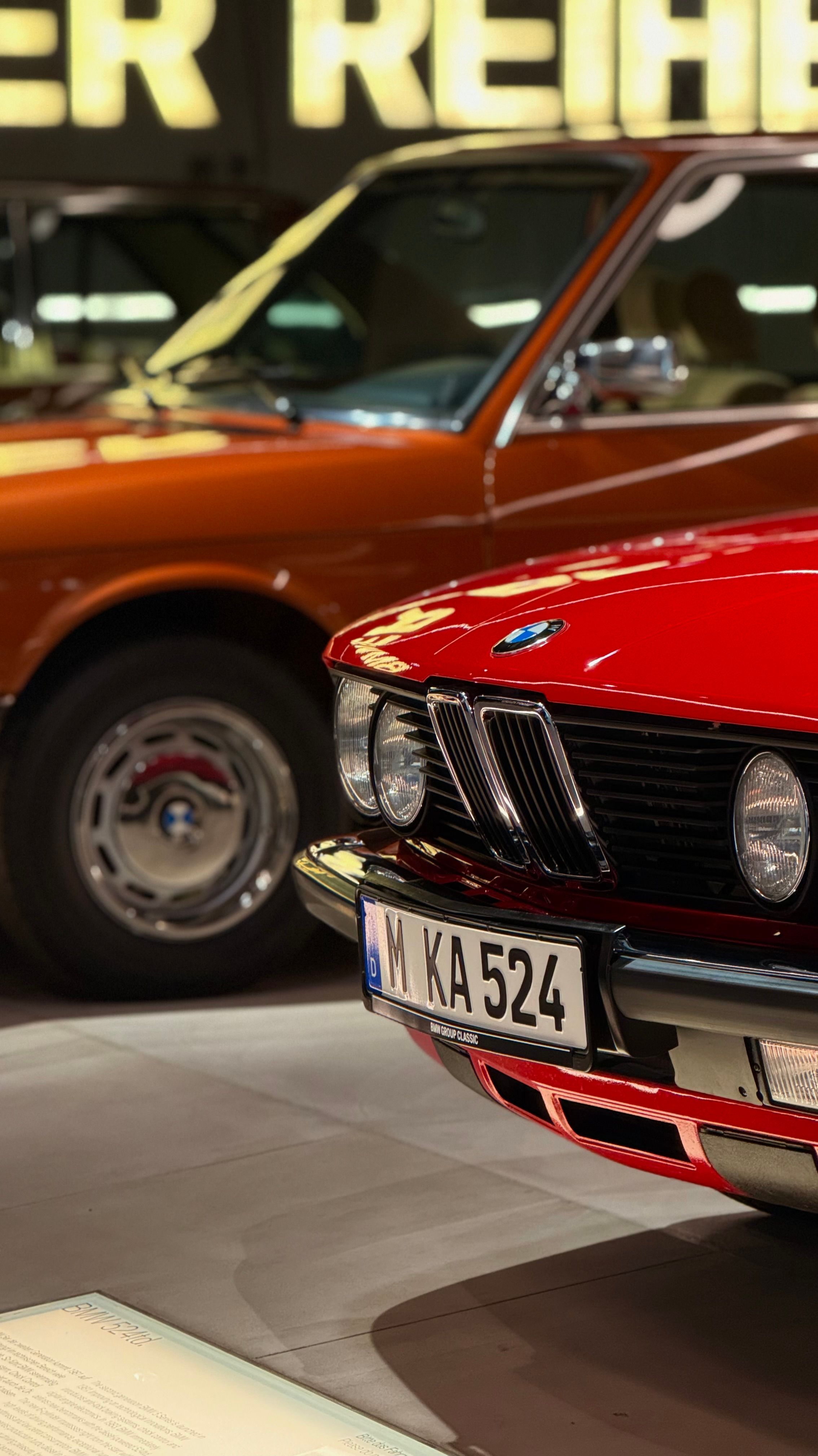 Gros Plan D'une Voiture Rouge Classique Exposée Dans Une Salle D ...