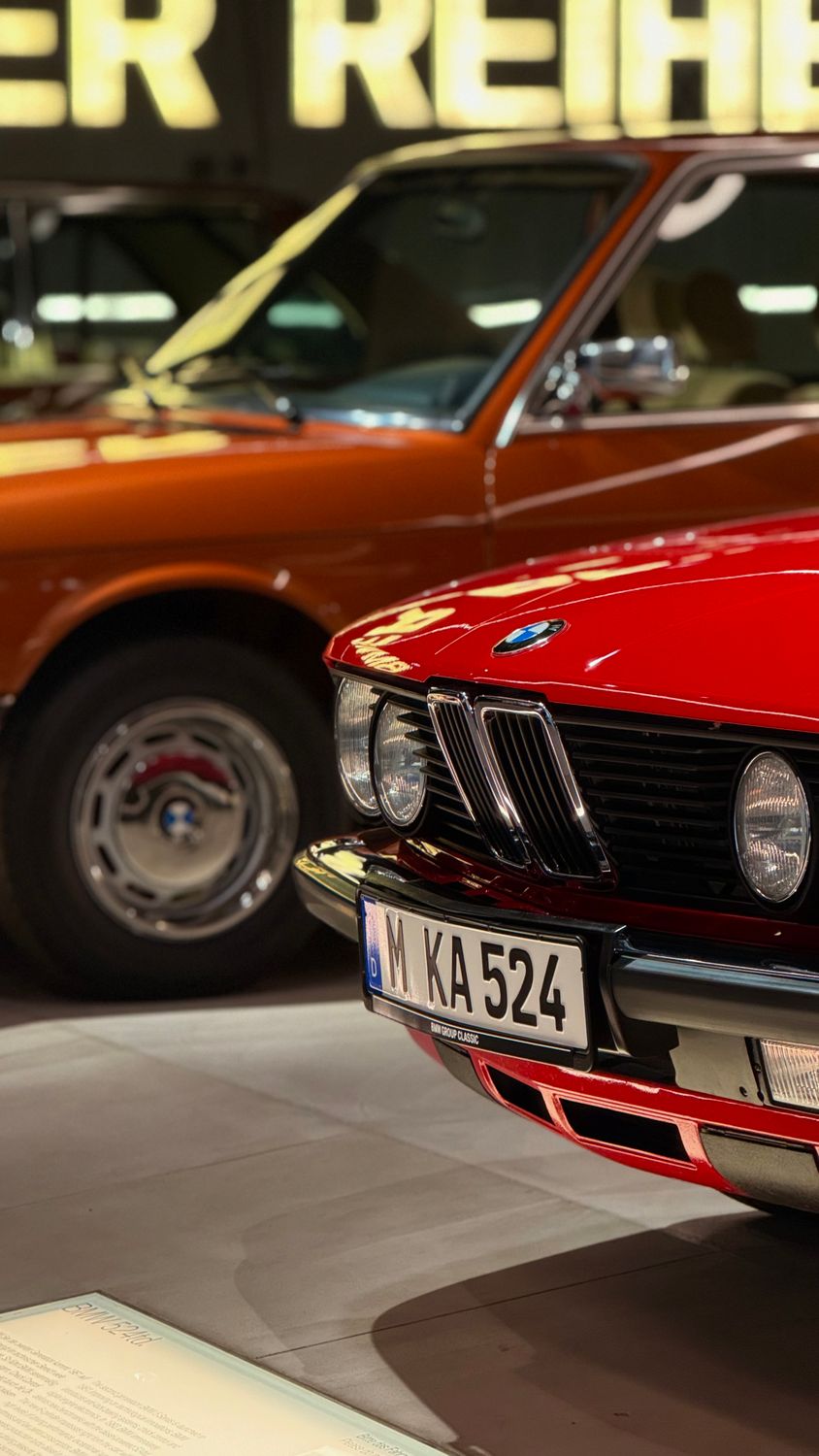Gros Plan D'une Voiture Rouge Classique Exposée Dans Une Salle D ...