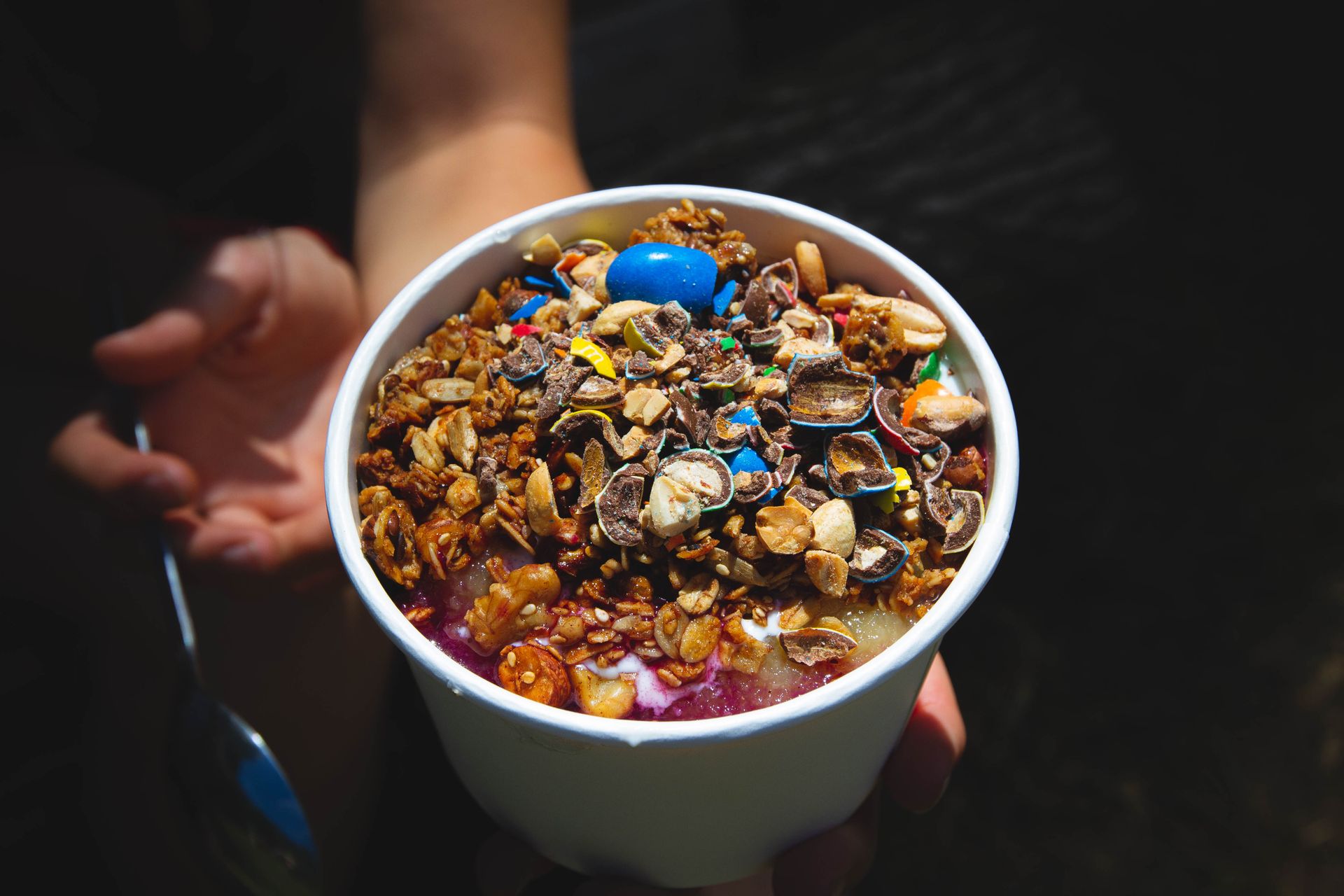 Kleurrijke smoothie bowl van dichtbij
