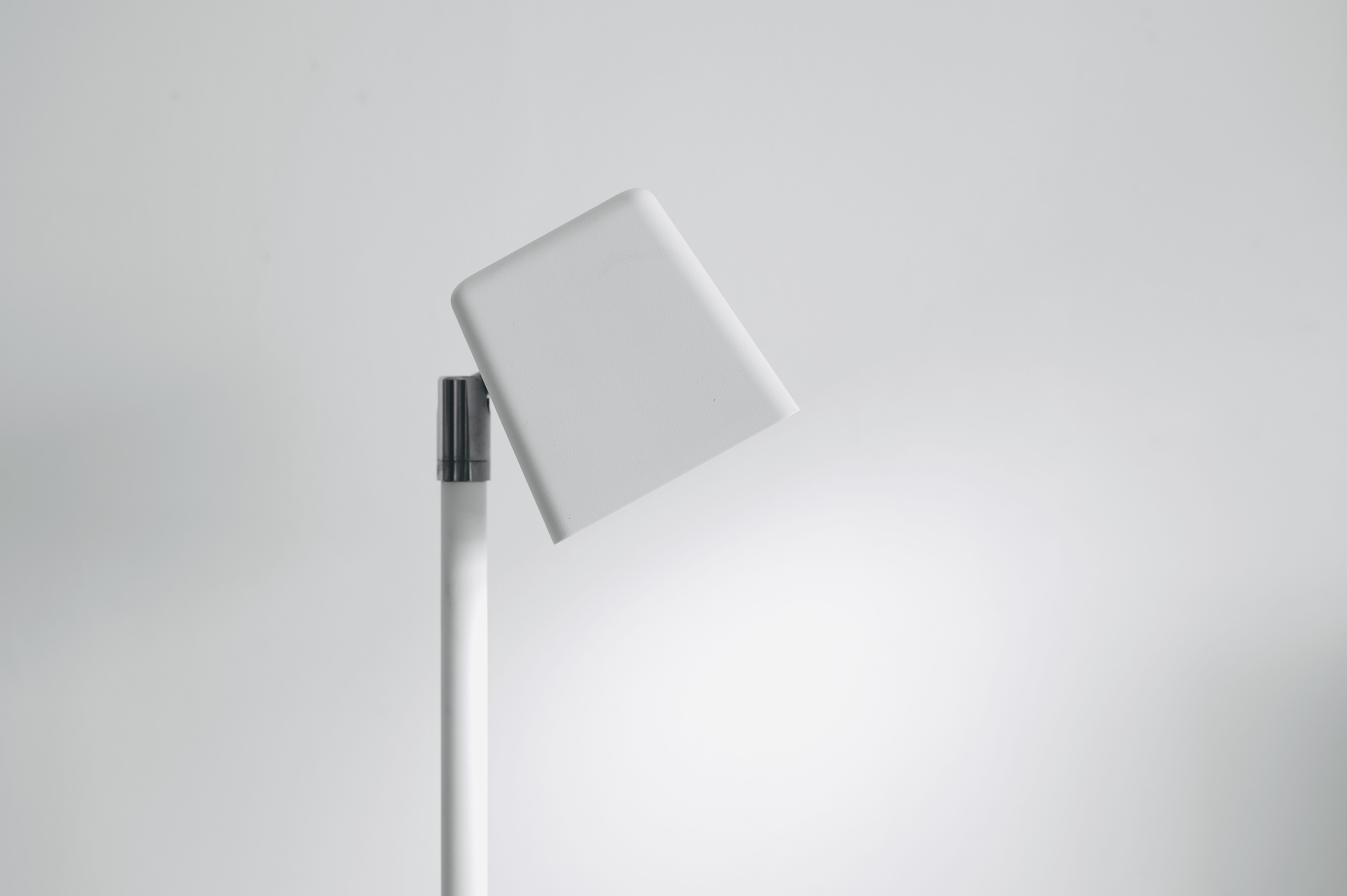 Lampa podłogowa przy tapczanie z kloszem na wysokości oczu w pozycji siedzącej