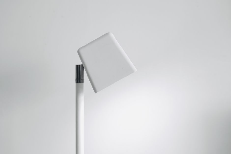 Lampa podłogowa przy tapczanie z kloszem na wysokości oczu w pozycji siedzącej