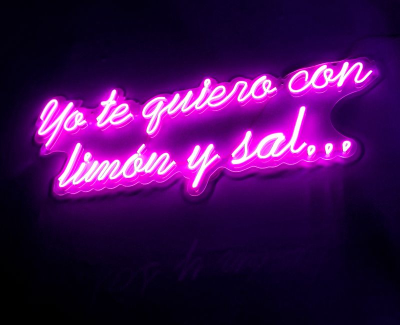 Inversionista analizando propiedades inmobiliarias con gráficos y documentos
