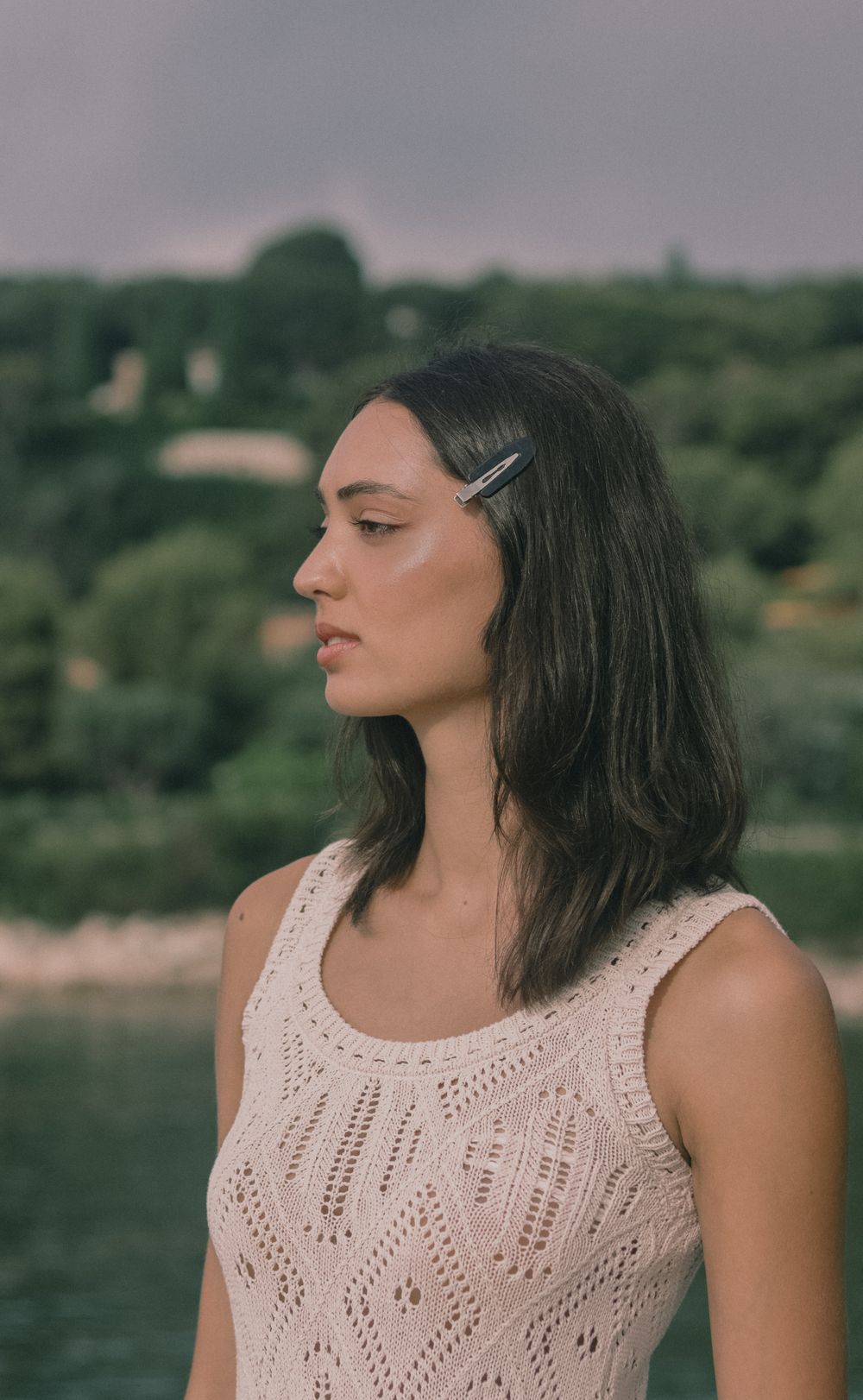 Moda artesanal feminina com peça de crochê