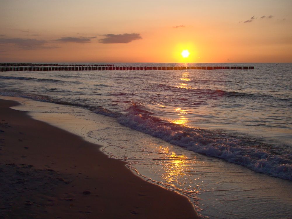 Beautiful Sunset Over Tranquil Beach Waves · Free Stock Photo