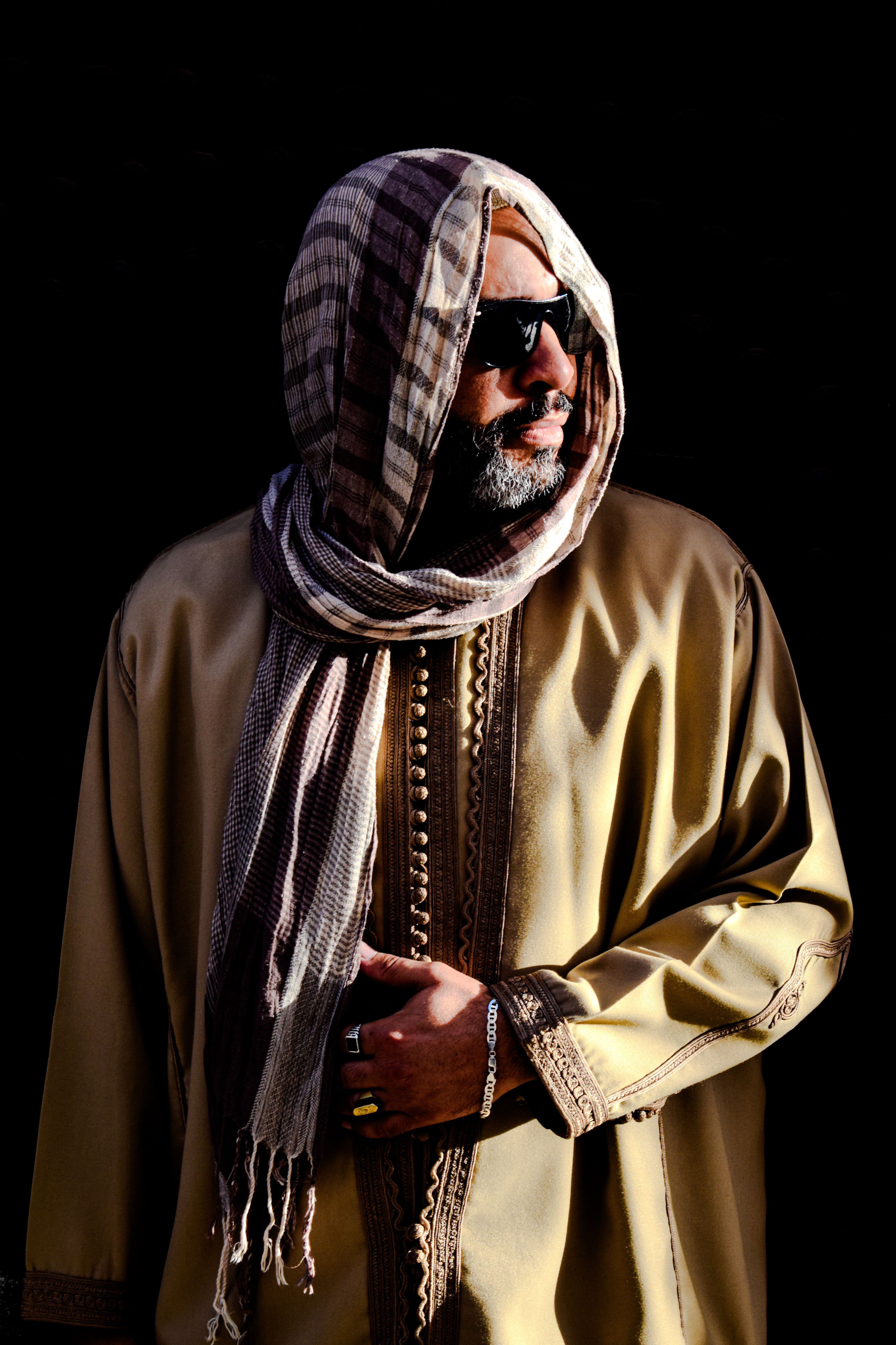 hombre-elegante-con-traje-tradicional-marroqu-foto-de-stock-gratuita