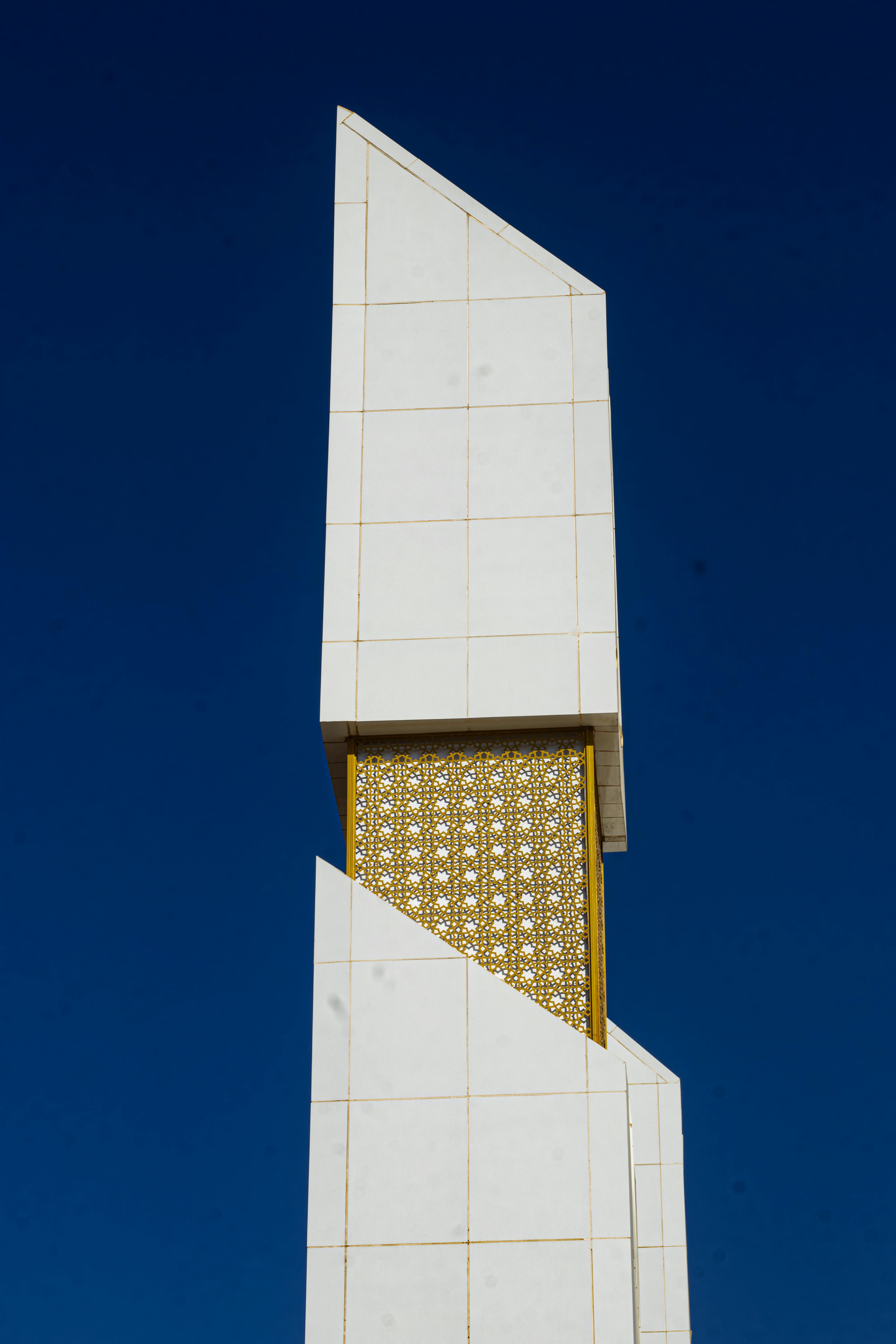 bezplatná Abstraktní záběr moderní architektury v Abu Dhabi, Spojené arabské emiráty pod jasně modrou oblohou. Základová fotografie