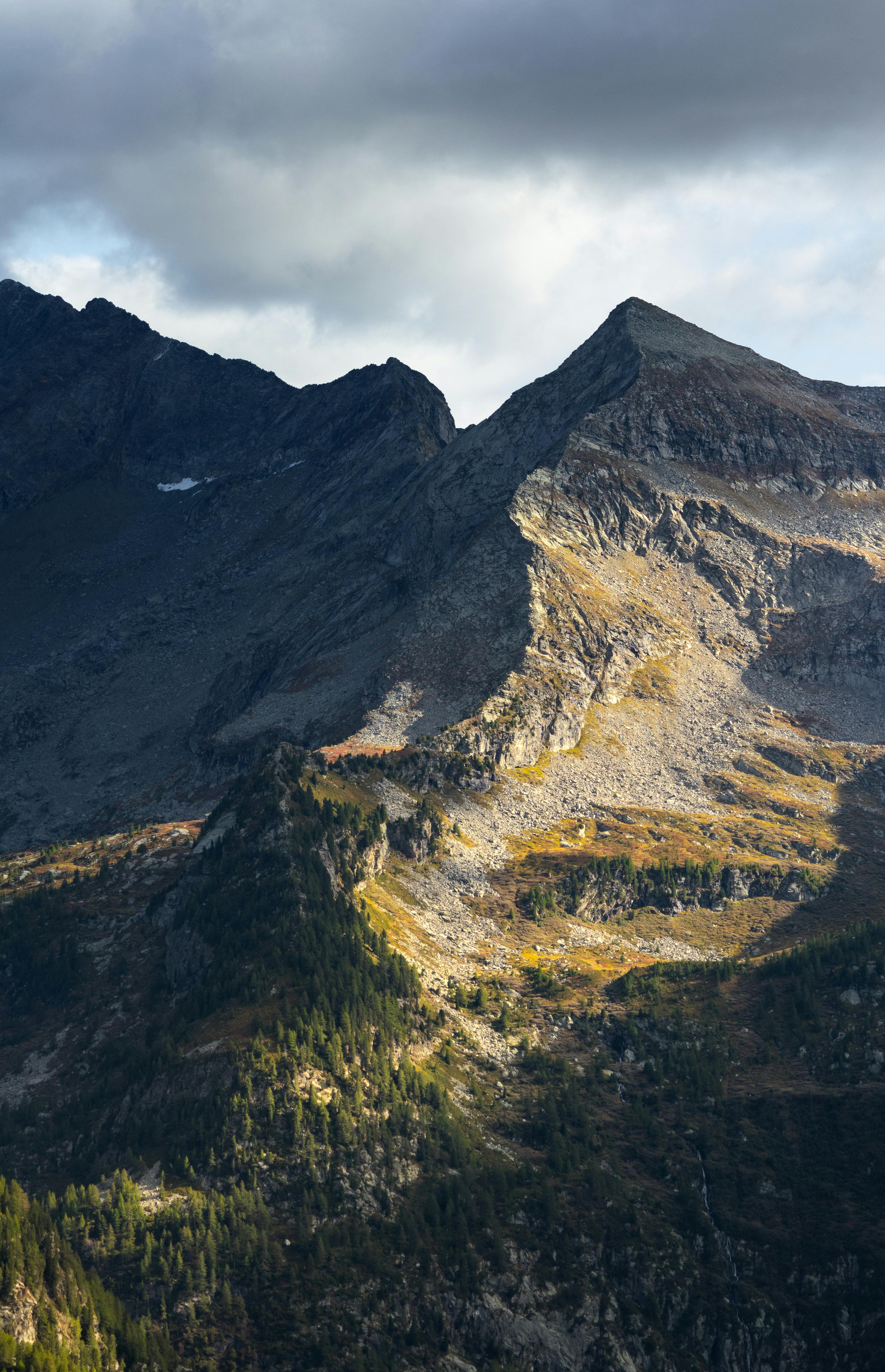 Турист с рюкзаком на горной тропе
