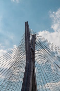 现代斜拉桥矗立在蓝天下，展现了创新的建筑之美