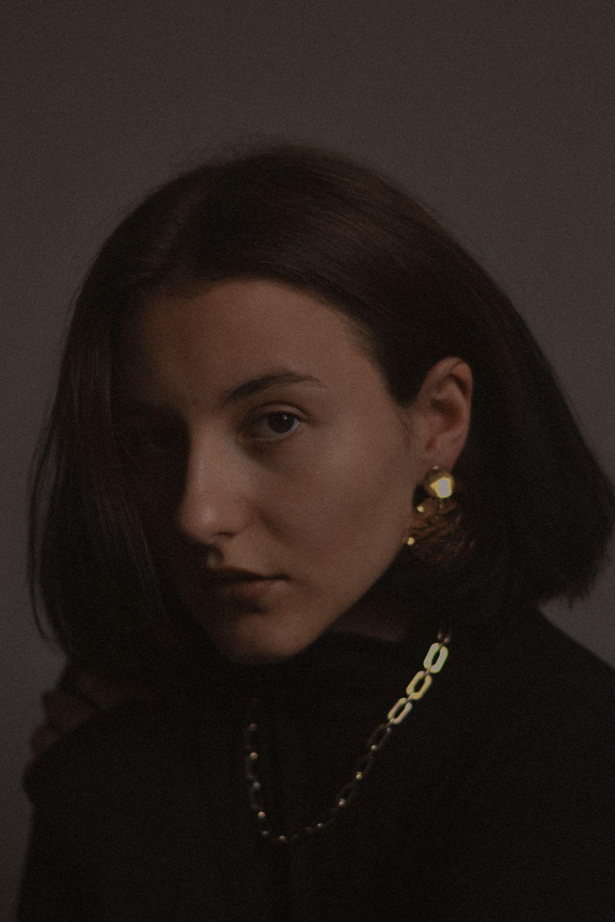 Elegant woman wearing gold jewelry