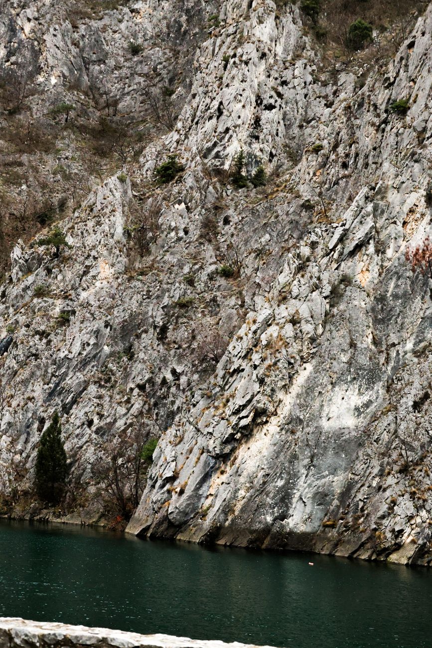 Peisaj spectaculos al Clisurii Dunării cu Cazanele și stânci impresionante Peisaj spectaculos al Clisurii Dunării cu Cazanele și stânci impresionante