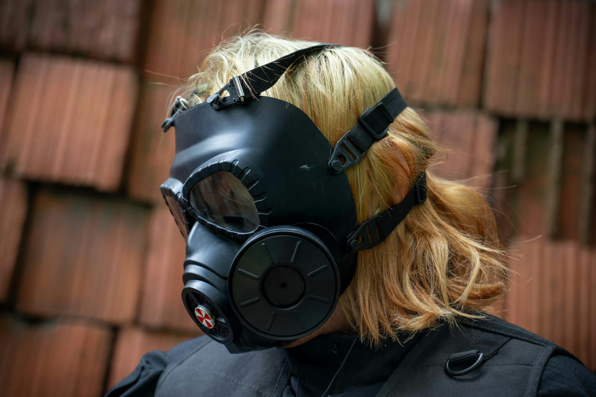 A person in a gas mask cosplay outfit at a convention in Buenos Aires.