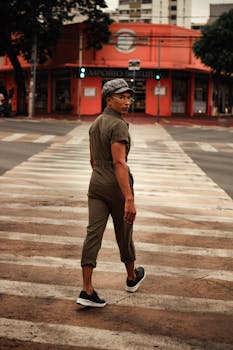 巴西戈亚尼亚市区的人行横道上，一个人走过，展示着城市生活